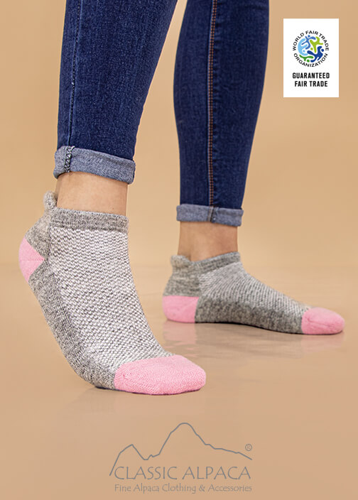 Alpaca Golf Unisex Socks made of 56% alpaca and 44% acrylic, with terry cushioned sole, elastic band and cuff detail.