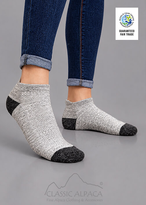 Alpaca Golf Unisex Socks made of 56% alpaca and 44% acrylic, with terry cushioned sole, elastic band and cuff detail.